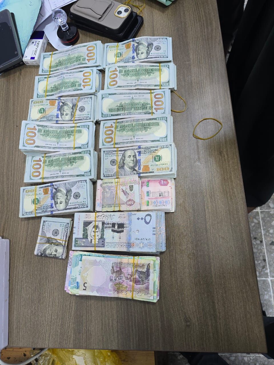 جانب من العملات المضبوطة في مطار بورتسودان